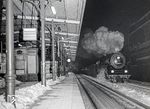 Um 20.40 Uhr brettert 01 0522 mit dem Autoreisezug D 1101 (Berlin-Friedrichstraße - München Ost) durch den Bahnhof Berlin-Savignyplatz. (01.1979) <i>Foto: Karsten Risch</i>