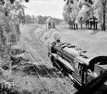 01 065 vom Bw Berlin Ostbf verlässt über Griebnitzsee West-Berlin. 1963 waren noch die Weichen in der Strecke nach Seddin eingebaut und das Abzweigstellwerk "Khb" (Kohlhasenbrück) vorhanden. Das Stellwerk war mit einem Fahrdienstleiter und Schrankenwärter besetzt und bediente auch den Bahnübergang "Königsweg" mit. Am 10. Dezember 1961 stellte die Abzweigstelle ihren Betrieb ein, da es direkt an der Grenze auf DDR-Seite stand, die Weichen sich aber auf West-Berliner Seite befanden, was den DDR-Oberen offenkundig suspekt war. Aus der zweigleisigen Strecke Wannsee — Griebnitzsee mit Abzweig auf die eingleisige Strecke nach Drewitz wurden zwei eingleisige Strecken, jeweils von Wannsee nach Griebnitzsee und Wannsee nach Drewitz. (1963) <i>Foto: Heinz Krautzschick, Slg. Karsten Risch</i>