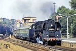 01 0517 fährt mit D 336 nach Hamburg durch Berlin-Charlottenburg. Anstelle des planmäßigen BRym ist hier ersatzweise ein Büfettwagen BRbum 282 eingestellt, was für 1975 eine echte Rarität darstellt, da er noch in der alten grünen Lackierung mit roter Aufschrift "DSG-Büfett" unterwegs ist. Bis Mitte der 1970er Jahre sollte die Umlackierung in grün/rot eigentlich abgeschlossen gewesen sein, dieser Kandidat ist offenbar durchgerutscht oder es lohnte sich nicht mehr, weil seine Ausmusterung bevorstand.  (1975) <i>Foto: Karsten Risch</i>