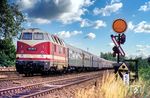 DR 118 351 (Bw Magdeburg) mit dem D 344 nach Bonn auf der Wannseegeraden bei Berlin-Grunewald. An der Spitze läuft der Kurswagen Malmö - Hannover, an vierter Stelle ein blau/roter Kakadu-Speisewagen aus Köln zur gastronomischen Versorgung der Reisenden. (1975) <i>Foto: Karsten Risch</i>