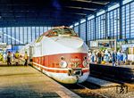 VT 175 008 als D 313 nach Malmö im Bahnhof Berlin Zoologischer Garten, Gleis 2. Auf Gleis 3 erwarten die Reisenden die Einfahrt des D 246 nach Köln. (04.1983) <i>Foto: Karsten Risch</i>