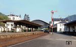 Seine Entstehung mit dem umfangreichen Gebäudeensemble verdankt der Bahnhof Bad Ems der Bedeutung des Ortes als Kurbad der Belle Époque. Als erster Streckenabschnitt nach Bad Ems wurde die Bahn von Oberlahnstein her am 1. Juli 1858 eröffnet. Bis Wetzlar und Gießen konnte 1863 durchgefahren werden. Das damals errichtete und heute noch vorhandene Empfangsgebäude stammt im Kern aus dem Beginn des Bahnzeitalters. 1910 wurde von MAN eine Bahnsteighalle angebaut, die heute als kleinste bei der DB gilt. 1912 wurde das Empfangsgebäude erweitert. Heute steht die Bahnhofsanlage unter Denkmalschutz. (1972) <i>Foto: Günter Schilp, Slg. Mürb</i>