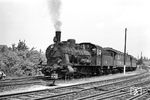 55 642 (Bw Erfurt P) hat soeben im Bahnhof Erfurt West den Reisezug nach Nottleben bespannt und wird in Kürze an den Bahnsteig zurücksetzen. Der Reiseverkehr war ein Inselbetrieb, die Züge fuhren nur zwischen Erfurt West und Nottleben. In Erfurt West bestand Anschluss an die Straßenbahnlinie 5. Die alten Schnellzugwagen waren bis zur Betriebseinstellung zum Fahrplanwechsel am 24.09.1967 im Einsatz. (1963) <i>Foto: Karl-Ernst Maedel</i>