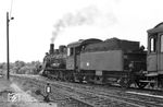 55 642 verlässt den Bahnhof Erfurt West in Richtung Nottleben. Die Lok wurde am 08.09.1916 als "4700 Posen" in Dienst gestellt, 1920 in "4418 Osten" umgezeichnet und erhielt 1925 die Reichsbahn-Nummer 55 642. Während des Zweiten Weltkriegs war sie beim Bw Gütersloh stationiert und wurde vom November 1941 bis August 1944 in den Osten abgeordnet und dort u.a. bei den Bw Minsk und Neshin eingesetzt. Nach einer L2 im RAW Leipzig verliert sich ihre Spur. Im Mai 1945 stand sie in Pasewalk abgestellt, wo sie bis 22.01.1948 zum Schadpark gehörte. Seit dem 09.09.1953 war die Lok beim Bw Erfurt P, Lokbf Erfurt West stationiert. Das Foto fertigte der Erfurter Lokhistoriker Werner Umlauft an und tauschte es wohl mit seinem Freund Karl-Ernst Maedel. (1963) <i>Foto: Werner Umlauft, Slg. Karl-Ernst Maedel</i>