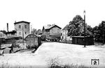 Der Bahnhof Gerbstedt Anfang der 1950er Jahre. Gerbstedt lag an der Bahnstrecke Halle Klaustor – Hettstedt, die 1896 als Kleinbahn von der Halle-Hettstedter Eisenbahn-Gesellschaft (HHE) erbaut worden war, die bis zu ihrer Verstaatlichung 1945/49 auch den Betrieb durchführte. Die Strecke wurde in einem Zeitraum von mehr als dreißig Jahren abschnittsweise stillgelegt. Der Personenverkehr zwischen Halle und Heiligenthal wurde am 11. März 1968 eingestellt. Fast dreißig Jahre lang fuhren noch Züge von Hettstedt bis Heiligenthal; dann war ab 23. Mai 1998 bereits in Gerbstedt Endstation. Das Reststück behielt noch bis zum 23. September 2002 Personenverkehr, der zuletzt von Fahrzeugen der Kreisbahn Mansfelder Land GmbH bedient wurde.  (1954) <i>Foto: Karl-Ernst Maedel</i>