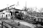92 6483, die ehemalige Lok 185 der Halle-Hettstedter Eisenbahn (HHE), nach der Verstaatlichung der Bahn im Bw Halle-Klaustor. Der Bahnhof Halle (Saale) Klaustor stellte den Betriebsmittelpunkt der HHE dar. Betrieblich war er besonders als Übergabeort zur Hafenbahn und im Reiseverkehr als Ausgangsbahnhof nach Hettstedt von Bedeutung. Zu ihm gehörte auch das für eine Kleinbahn recht beachtliche Bahnbetriebswerk. Rechts steht der O-Wagen "HHE 2422", der mit dem Zusatz der sowjetischen Besatzungszone "USSR-Zone" versehen ist. (1954) <i>Foto: Karl-Ernst Maedel</i>