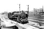 Im Umfeld des zerstörten Bahnhofs Halle/S Hbf stand auch diese nicht zu identifizierende P 8 mit alter Steuerung.  (1947) <i>Foto: Karl-Ernst Maedel</i>
