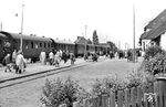Die Sommerfrischler aus Berlin sind mit einem Personenzug aus Wolgaster Fähre in Koserow auf Usedom angekommen. Reisende mussten früher zum Anschluss an die Bahnstrecke (Stralsund-) Züssow – Wolgast Hafen zwischen den Bahnhöfen Wolgaster Fähre und Wolgast Hafen zu Fuß den Peenestrom über die Straßenbrücke überqueren. Güterwagen und andere Eisenbahnfahrzeuge wurden bis 1990 mit einer Fähre (einem Trajekt) zwischen Festland und Insel überführt. Koserow wurde 1347 erstmals als „Cuzerowe“ und „Kuzerowe“ urkundlich erwähnt. Der Name stammt aus dem Slawischen und bedeutet so viel wie „Sandboden, auf dem nur Ziegen (= Koze) leben können“. Bereits zu DDR-Zeiten warb der Ort mit dem Slogan "Koserow – Das Juwel der Ostsee" - so ändern sich die Zeiten. Für die Familie Maedel war dies der letzte Urlaub in der DDR. Einige Wochen später, im Sommer 1955, reiste sie nach West-Berlin aus und landete schließlich in Oberhausen. (06.1955) <i>Foto: Karl-Ernst Maedel</i>