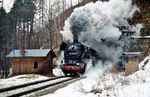 44 1093 kachelt mit dem D 950 (Dresden - Meiningen) aus dem Tunnel am Zwang zwischen Gräfenroda und Gehlberg. (23.02.1991) <i>Foto: Hans-Jürgen Müller</i>