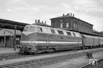 Als erste Dienststelle der DR vollzog das Bw Reichenbach zum 30. Mai 1967 den Traktionswechsel von Dampf auf Diesel. Daher kam Helmut Röth für die Baureihe 22 in Hof zu spät und konnte nur die Reichenbacher V 180 101 vor dem D 145 nach Dresden antreffen. Es war ehedem ein Kuriosum, dass die beiden deutschen Staatsbahnen bis Mitte der 1970er Jahre immer mit unterschiedlichen Traktionsarten aufeinander trafen. Nach Hamburg fuhr die DR mit Dampf, ebenso nach Bebra und traf dort jeweils auf die moderne Bundesbahn. In Hof hingegen, wo die DB mit Dampf unterwegs war, glänzte die DR mit ihren neuzeitlichen Lokomotiven. (28.05.1969) <i>Foto: Helmut Röth</i>
