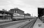 V 180 101 (Bw Reichenbach) hat in Hof Hbf den D 145 (München - Dresden) übernommen. (28.05.1969) <i>Foto: Helmut Röth</i>