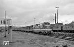 V 180 123 (Bw Reichenbach) trifft mit D 1046 aus Dresden in Hof Hbf ein. Hier wird eine Hofer 01 den Zug übernehmen und bis Stuttgart befördern. (29.05.1969) <i>Foto: Helmut Röth</i>