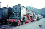 Bevor 01 2207 (Bw Dresden) sich mit einem Sonderzug, möglicherweise zur Frühjahrsmesse, in Leipzig Hbf auf den Weg macht, verabschiedet sich auch der Lokführer von seiner Liebsten auf dem Bahnsteig. In den letzten Jahren ihrer Einsatzzeit waren die Dresdner Schnellzugloks bevorzugt auf der Strecke Dresden - Berlin unterwegs. Im Herbst 1977 war dann dort auch Schluss.  (09.03.1975) <i>Foto: Joachim Claus</i>