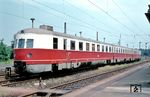 VT 182 001/501/002 war der ehemalige Schnelltriebwagen SVT 137 273 (Bauart Köln) der am 25.05.1938 in Betrieb genommen wurde. 1970 erhielten die Fahrzeuge einen neuen Anstrich und die neue Bezeichnung 182.0, wobei die Endwagen durchnummeriert wurden und die Mittelwagen 500er-Nummern erhielten (DRB 137 273 a/b/c > DB SVT 06.101 a/b/c > DB VT 06 101 a/VM/b > DR 182 001/501/002). In den 1970er Jahren waren die Züge bereits aus den internationalen Verbindungen verdrängt worden und fuhren bevorzugt im DDR-Binnenverkehr wie die Strecken Berlin—Bautzen, Berlin—Rostock, Berlin—Leipzig. Das Foto zeigt 182 001-8/182 501-7/182 002-6 vom T-Bw Berlin-Karlshorst im Bahnhof Meißen.  (1971) <i>Foto: Joachim Claus</i>