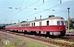 Bei der Reichsbahn der DDR verblieben zunächst nur zwei Schnelltriebwagen der "Bauart Köln", SVT 137 273 und 278. 1949 erschien der Rückkehrer der CSD 137 852. Mit diesen drei Fahrzeugen wurde zunächst die Verbindung von Berlin nach Hamburg wieder aufgenommen. Die Reisezeit war mit vier Stunden mit denen vor dem Zweiten Weltkrieg nicht vergleichbar. Ab 1955 wurde mit einem der Triebwagen der neu eingeführte und an zwei Tagen pro Woche verkehrende Saßnitz-Express zwischen Saßnitz und München bedient. 1958 erhielt die DR durch ein Tauschgeschäft mit der DB vier weitere Fahrzeuge, unter anderem die beiden Triebwagen mit hydraulischem Antrieb VT 06 102 und VT 06 111. Mit den sieben Fahrzeugen wurde ein internationaler Verkehr aufgenommen; es gab den Neptun-Express, den Vindobona-Express, den Hungaria-Express und die Verbindung Berlin–Warschau–Brest. Im Verlaufe ihrer Dienstzeit wurden die Fahrzeuge rekonstruiert, einige Triebzüge erhielten einen vierten Wagen, die Antriebseinheit wurde durch neue Motoren der Bauart „K 12 V 170 DR“ von CKD ersetzt. Das Bild zeigt den 182 002/501/001 (ex VT 137 273 c/b/a) vom T-Bw Berlin-Karlshorst im Bahnhof Meißen. (1971) <i>Foto: Joachim Claus</i>