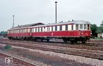 185 015 (Westwaggon Köln) wurde am 3. August 1936 beim Bw Frankfurt/M-1 als "VT 137 189 Essen" in Dienst gestellt, der Steuerwagen 195 610 als "VS 145 044" (LHB, Baujahr 1934). Zum Zeitpunkt der Aufnahme gehörten die Fahrzeuge zum Bw Güsten. (1971) <i>Foto: Joachim Claus</i>
