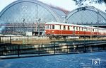 Ein unerkannt gebliebener VT 137 im Dresdener Hauptbahnhof. (1957) <i>Foto: Gerhard Illner</i>