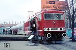 Die nagelneue 250 014 der VEB Lokomotivbau Elektrotechnische Werke „Hans Beimler“ Hennigsdorf (LEW) auf der Leipziger Frühjahrsmesse 1977. 1992 wurde sie in 155 014 umgezeichnet und 2013 ausgemustert. (08.03.1977) <i>Foto: Joachim Claus</i>