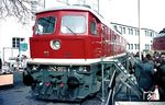 Nach ihrer Präsentation im Jahr 1975 auf der Leipziger Messe (Foto) wurden 1977 und 1978 sechs Lokomotiven mit einer Motorleistung von 4000?PS (2940?kW) als Baureihe 142 in Dienst gestellt. Zunächst wurden die Lokomotiven im Bw Halle G stationiert und 1979 komplett nach Stralsund umbeheimatet. Inzwischen hatte man sich auf politischer Ebene aber doch entschlossen, die wichtigsten Hauptstrecken zu elektrifizieren, so dass derartig hohe Leistungen künftig elektrisch gefahren werden sollten, und man auf Nachbestellungen der Baureihe 142 verzichtete. Ihr Einsatzgebiet waren hauptsächlich die schweren Kesselwagenzüge (bis zu 3600 t) zwischen Rostock Ölhafen und dem Erdölverarbeitungswerk Schwedt/Oder. Die Wende und der damit verbundene abrupte Wegbruch des schweren Güterzugdienstes brachte das Ende der gesamten Baureihe. Im April 1994 stellte das Bw Stralsund alle Maschinen ab. Die Baureihe 142 galt damals als stärkste einmotorige Diesellok Europas.  (04.03.1975) <i>Foto: Joachim Claus</i>