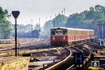 01 0527 hat soeben die lange AVUS-Gerade hinter sich gelassen und fährt mit D 337 aus Hamburg in den S-Bahnhof Berlin-Grunewald ein, den gerade eine S-Bahn verlässt. Der nächste Halt des D 337 ist Berlin Zoologischer Garten, Ankunft 12.06 Uhr.  (08.1975) <i>Foto: Karsten Risch</i>