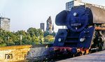 Kurz vor dem Ende der Dampf bespannten Transitzüge zwischen Hamburg und Berlin am 25. September 1976 ist 01 0527 mit D 1333 aus Hamburg im Bahnhof Berlin Zoologischer Garten auf Gleis 1 angekommen. Im Hintergrund ist die im Krieg zerstörte Kaiser-Wilhelm-Gedächtniskirche und das 1965 entstandene Europa-Center zu sehen. Davor im Grünen liegt der Berliner Zoo.  (09.1976) <i>Foto: Karsten Risch</i>