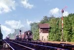 Zwischen Berlin-Grunewald und -Wannsee lag die Blockstelle "Hc" (Havelchaussee) mit Formsignalen für die Fernbahn und Sv-Lichtsignalen für die S-Bahn. 01 0532 brettert mit einem Schnellzug nach Hamburg dort vorbei. Die 1907 installierte Blockstelle wurde 1978 aufgelassen. (1976) <i>Foto: Karsten Risch</i>