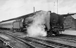 Die Erfurter 01 135 fährt mit D 199 nach Leipzig aus Bebra. Ab Dezember 1964 kehrte sie als 01 532 (01 0532) bis zum Dampfende 1973 häufig nach Bebra zurück. (1960) <i>Foto: Norbert Steinweis</i>