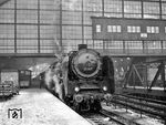 01 165 (Bw Berlin-Ostbahnhof) mit einem Schnellzug nach Dresden im Berliner Ostbahnhof. Auch diese Lok ist wieder eine 01 mit gekürzten Windleitblechen, hier die Variante, die von einer 44er stammen, erkennbar an der deutlich vergrößerten Ausrundung vorn oben.  (01.1968) <i>Foto: Norbert Steinweis</i>