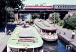 Hochbetrieb an der Tiergartenschleuse in Berlin. Oben fährt eine DR 118 dem Bahnhof Zoologischer Garten entgegen. (30.06.1968) <i>Foto: Horst Dahms, Slg. EF Berlin</i>