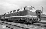V 180 123 vom Bw Reichenbach/Vogtl. in Hof Hbf. Das sie vor DB-Umbauwagen steht, ist das zufällige Ergebnis einer Rangierfahrt. (29.05.1969) <i>Foto: Helmut Röth</i>