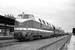 V 180 123 stellt in Hof Hbf zwei Verstärkungswagen für den D 1045 bei. Die Lok war am 08.12.1965 in Reichenbach (Vogtl) in Dienst gestellt worden und wurde 1992 in Güstrow ausgemustert. (29.05.1969) <i>Foto: Helmut Röth</i>