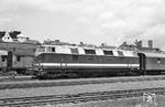 Als erste Dienststelle der DR vollzog das Bw Reichenbach zum 30. Mai 1967 den Traktionswechsel von Dampf auf Diesel. Daher kam Helmut Röth für die Baureihe 22 in Hof zu spät und konnte nur die Reichenbacher V 180 101 vor dem D 145 nach Dresden antreffen. Es war ehedem ein Kuriosum, dass die beiden deutschen Staatsbahnen bis Mitte der 1970er Jahre immer mit unterschiedlichen Traktionsarten aufeinander trafen. Nach Hamburg fuhr die DR mit Dampf, ebenso nach Bebra und traf dort jeweils auf die moderne Bundesbahn. In Hof hingegen, wo die DB mit Dampf unterwegs war, glänzte die DR mit ihren neuzeitlichen Diesel-Lokomotiven. (29.05.1969) <i>Foto: Helmut Röth</i>