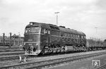 Die Baureihe V 200 der Deutschen Reichsbahn war eine für die DDR gebaute Variante der sowjetischen Bauart M62. Mit Einführung des EDV-Nummernsystems bei der Deutschen Reichsbahn 1970 wurde sie zur Baureihe 120 umgezeichnet. Obwohl beide deutsche Staatsbahnen seit 1945 in getrennten Systemen liefen, wurde normalerweile darauf geachtet, dass es auch bei Neubauloks keine Baureihen-Doppelungen innerhalb der Bahnen gab. Die Baureihe V 200 gehört zu den wenigen Ausnahmen, die parallel in West und Ost besetzt wurden. Da die V 200 der DB die Wirtschaftswunderlok des Westens war, wurde viel spekuliert, ob die Reichsbahn über die gleiche Baureihenbezeichnung versuchte, etwas vom Glanz der DB-Schwester abzubekommen. Bestätigt hat sich diese Hypothese allerdings nie. Die Aufnahme der Reichenbacher V 200 022 entstand in Hof Hbf. (29.05.1969) <i>Foto: Helmut Röth</i>