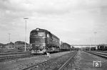 V 200 022 vom Bw Reichenbach/Vogtl. wartet vor einem Güterzug in Hof Hbf auf die Rückfahrt in die Heimat. In den 1960er Jahren wollte auch die Reichsbahn die Umstellung der Traktion von Dampf auf Diesel umsetzen. Zu diesem Zweck wurden nicht nur Lokomotiven in Babelsberg und Hennigsdorf gebaut, sondern auch Maschinen der Lokomotivfabrik Luhansk aus der Sowjetunion importiert. Dies war eine politische Entscheidung. Auf Grund von Spezialisierungsvereinbarungen innerhalb des Rats für gegenseitige Wirtschaftshilfe (RGW) sollten in der DDR künftig keine Dieselloks höherer Leistung mehr gebaut werden. Die erste dieser importierten Baureihen war die V 200, spätere Baureihe 120, mit 1470 kW (2000 PS) für den Güterzugdienst. Dabei handelte es sich um die 1965 vorgestellte Bauart M 62, die schon für sowjetische und ausländische Bahnen geliefert wurde. Von 1966 bis 1975 bezog die Deutsche Reichsbahn in drei Serien insgesamt 378 Lokomotiven dieser Baureihe. Mit ihr wurde auch der Wechsel von der bisher dominierenden dieselhydraulischen zur dieselelektrischen Traktion vollzogen. (29.05.1969) <i>Foto: Helmut Röth</i>