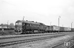 Auch am Folgetag war die Reichenbacher V 200 022 wieder Gast im Westen und ist mit einem Güterzug soeben in Hof Hbf eingetroffen. (30.05.1969) <i>Foto: Helmut Röth</i>