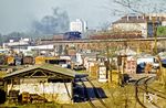 Der Ex 316 "Berlinaren" mit einer unerkannt gebliebenen Stralsunder 03.10 auf dem Weg zum Berliner Ostbahnhof begegnet einer S-Bahn, fotografiert auf der Stadtbahn am Gelände des ehemaligen Spree- u. Zollbahnhofs am Spreeufer zwischen Berlin-Bellevue und Lehrter Bf. Im Hintergrund Gebäude des "Hansaviertels" mit der Kaiser-Friedrich-Gedächtniskirche. Heute ist dieser Bereich hier nicht mehr wiederzuerkennen. Die Hinterhofatmosphäre ist komplett verschwunden, stattdessen steht hier u.a. das Innenministerium. (1976) <i>Foto: Karsten Risch</i>