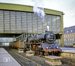 Der Ex 316 war eine tagesfrühe Kurswagenverbindung von Berlin Zoologischer Garten nach Berlin Ostbahnhof, der von dort als D 316 "Berlinaren" über Saßnitz nach Malmø C weiterfuhr. Kurz nach 6 Uhr entstand dieses Bild mit 03 0059 im Bahnhof Zoo. (1974) <i>Foto: Karsten Risch</i>