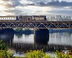 Der morgendliche Leerzug des Ex 1316 von Berlin-Ost nach Berlin-West passiert die Grenze am Humboldthafen nahe des Lehrter Stadtbahnhofs. Im Hintergrund ist das Berliner Reichstagsgebäude zu sehen.  (21.06.1976) <i>Foto: Karsten Risch</i>
