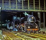 Um 00.05 Uhr entstand diese Aufnahme der 03 0085 im Bahnhof Berlin Zoologischer Garten mit dem Ex 1317 "Berlinaren" aus Malmö. (1979) <i>Foto: Karsten Risch</i>