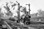 52 4966 vom Bw Grunewald (BMAG, Baujahr 1944) fährt mit einem Güterzug aus Seddin in Berlin-Wannsee ein. (01.1964) <i>Foto: Heinz Krautzschick, Slg. Karsten Risch</i>