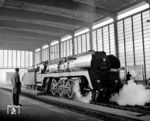 01 518 setzt im Bahnhof Berlin Zoologischer Garten um. Die Lok besitzt noch die Boxpok-Radsätze, eine Alternative zum Speichenrad der amerikanischen General Steel Castings Corporation, bei der sich das hohle Rad aus Speichen mit U-förmigem Querschnitt mit annähernd ovalen seitlichen Aussparungen unterschiedlicher Größe zusammensetzte. Als einzige deutsche Dampflokomotiven waren acht Loks der Baureihe 01.5 zeitweise mit diesen Rädern ausgerüstet, die sich jedoch wegen Fertigungsfehlern nicht bewährten und später durch normale Speichenradsätze ersetzt wurden.  (05.1966) <i>Foto: Heinz Krautzschick, Slg. Karsten Risch</i>