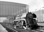 Die Ostbahnhofer 01 518 vor dem P 4021, ein Skandinavien-Zubringerzug vom Bahnhof Berlin Zoo zum Ostbahnhof, mit Anschluss an den Ext 21 "Neptun" nach Kopenhagen. (05.1966) <i>Foto: Heinz Krautzschick, Slg. Karsten Risch</i>