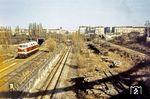 Blick von der Swinemünder Brücke ("Millionenbrücke") auf das verwahrloste Gelände am Bahnhof Berlin-Gesundbrunnen. DR 118 326 vom Bw Berlin-Grunewald kommt auf dem Gleis aus Tegel. Die Ringbahn-Gleise nach Osten sind abgebaut, die Gleise nach Frohnau und Tegel liegen weiter links. (03.1978) <i>Foto: Karsten Risch</i>