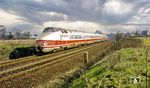 175 005 als Ex 67 "Karlex" über Leipzig nach Karloy Vary (Tschechien) hinter dem Grünauer Kreuz bei Berlin-Altglienicke. Die SVT 18.16 verkehrten bis Ende der 1970er Jahre auf folgenden Strecken: "Berlinaren" Berlin – Malmö (mit der Seestrecke Sassnitz–Trelleborg), "Karlex" Berlin – Karlsbad, "Karola" Leipzig – Karlsbad, "Neptun" Berlin – Kopenhagen (mit der Seestrecke Warnemünde–Gedser), "Vindobona" Berlin – Prag – Wien und Berlin – Bautzen als der sogenannte „Sorbenexpress“. Die letzten Einsätze der Züge erfolgten zur Leipziger Messe. (1977) <i>Foto: Karsten Risch</i>