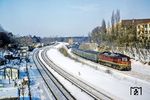 DR 132 230 vom Bw Wittenberge am S-Bf Heerstraße mit dem D 1333 aus Hamburg, der bis zum September 1976 noch mit einer 01.5 bespannt war und über den Bahnhof Berlin-Wannsee nach Berlin einfuhr. Der Schnellzug hielt jetzt um 17.01 Uhr in Berlin-Spandau und nicht wie früher um 17.17 Uhr in Berlin-Wannsee. Die Strecke über Staaken ist hier noch eingleisig, die Verbindungsgleise Fernbahn—Olympiastadion sind abgebaut. Neben dem Stellwerk "Rsa" (später "Osa") ist im Hintergrund die bereits gleislose Brücke über das verbliebene Ferngleis nach Ruhleben zu sehen. Neben der Lok und über dem ersten Wagen ist die noch halbwegs freie Trasse des Gleises zum ehemaligen Sonderbahnhof Reichssportfeld zu erkennen. (1978) <i>Foto: Karsten Risch</i>