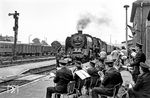 Anläßlich einer Sonderfahrt wird 01 2137 ein musikalischer Empfang im Bahnhof Belzig bereitet. (09.06.1979) <i>Foto: Karsten Risch</i>