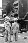 Mit Ehrfurcht betrachtet der Eisenbahnnachwuchs die Respekt einflößende 01 2137 im Bahnhof Belzig. (09.06.1979) <i>Foto: Karsten Risch</i>