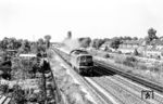 132 403 (Bw Berlin Ostbf) mit D 337 aus Hamburg-Altona am Winterhuder Weg in Berlin-Staaken. Im Hintergrund ist der Grenzübergang am Finkenkruger Weg zu erkennen.  (1979) <i>Foto: Karsten Risch</i>