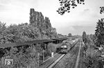 132 499 mit einem Schnellzug nach Hamburg-Altona kurz vor dem Grenzübergang in Berlin-Staaken. Links wuchert der stillgelegte S-Bahnsteig zu. Das Foto entstand von der Brücke Nennhauser Damm. (1983) <i>Foto: Karsten Risch</i>