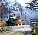 99 5904 passiert die Fernstraße 185 bei der Einfahrt in den Bahnhof Mägdesprung. Nachdem 1968 die Schrankenanlage entfernt wurde, durften die Züge nur noch mit 10 km/h den Bahnübergang befahren. (04.1981) <i>Foto: Karsten Risch</i>